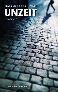 Coverfoto: Unzeit, Erzählband von Marlen Schachinger. Schatten im Hintergrund läuft über Kopfsteinpflaster